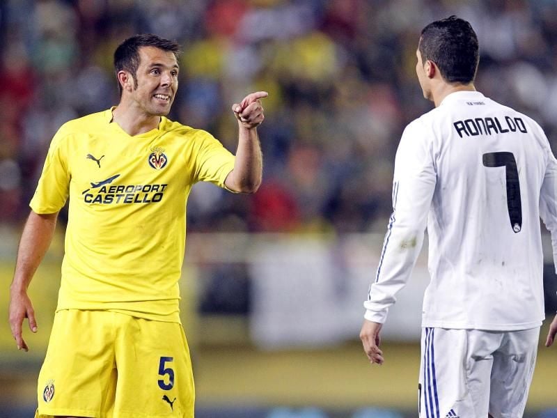 Carlos Marchena (l) stand 2011 noch selbst gegen Cristiano Ronaldo auf dem Platz. Foto: Manuel Bruque/epa