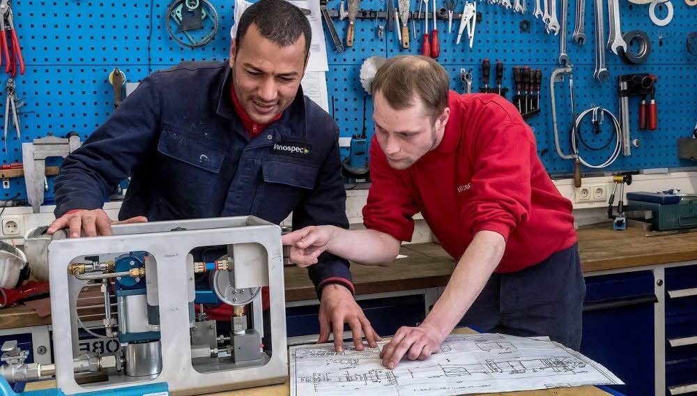 Noureddine Boussetta (links) arbeitet bei innospec mit Florian Blouske.
