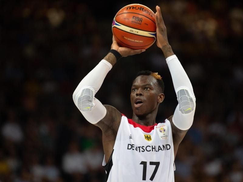 Sucht nach einem Schneider. Basketball-Star Dennis Schröder. Foto: Swen Pförtner