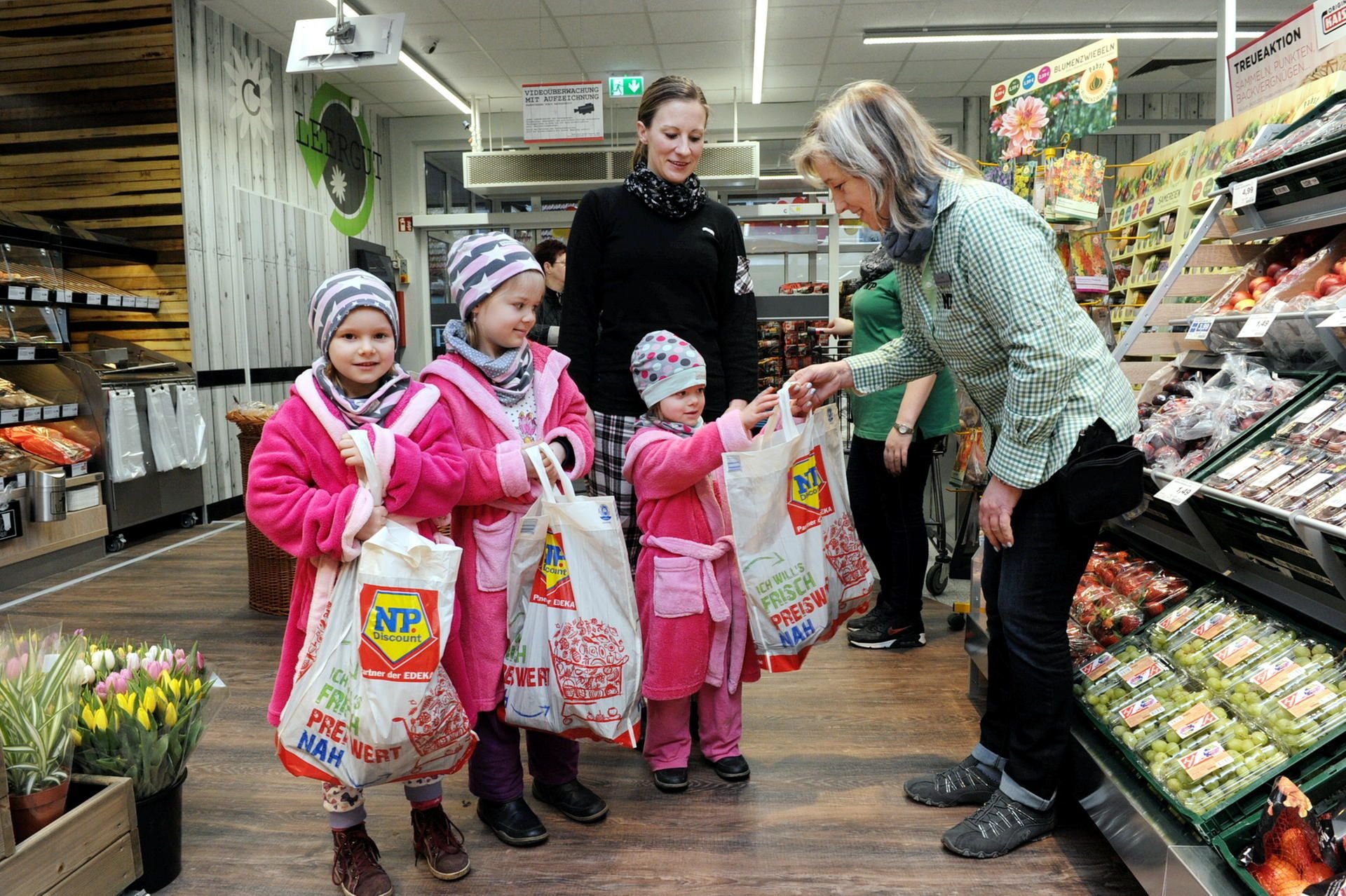 Rund 60 Leute nutzen die Schlafanzug-Aktion des NP-Marktes in Wippra, so wie Yvonne Aderhold mit den Kindern Maya , Sophie und Hanna. Dafür erhielten sie einen Frühstückbeutel mit Lebensmitteln.