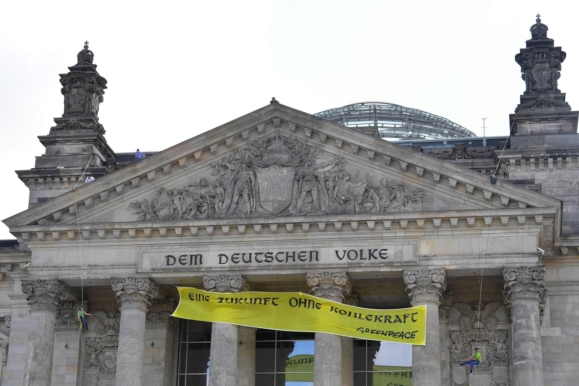 Greenpeace-Aktivisten haben am Freitag aus Protest gegen das Kohleausstiegsgesetz der Bundesregierung ein Banner am Reichstagsgebäude entrollt.