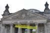 Greenpeace-Aktivisten haben am Freitag aus Protest gegen das Kohleausstiegsgesetz der Bundesregierung ein Banner am Reichstagsgebäude entrollt. 