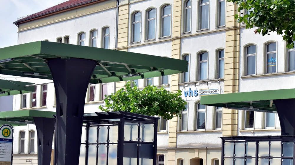 Hinter dem Busbahnhof an der Promenade hat die Volkshochschule in Weißenfels ihren Sitz.