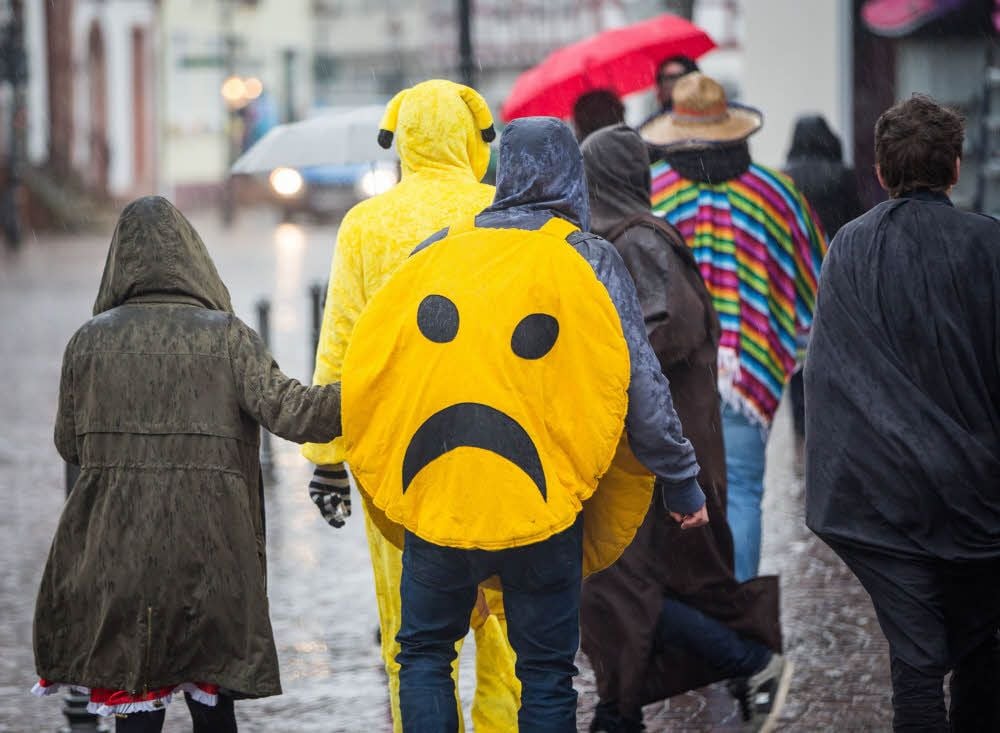 Die Narren sind traurig, weil der Karnevalsumzug ausfällt.