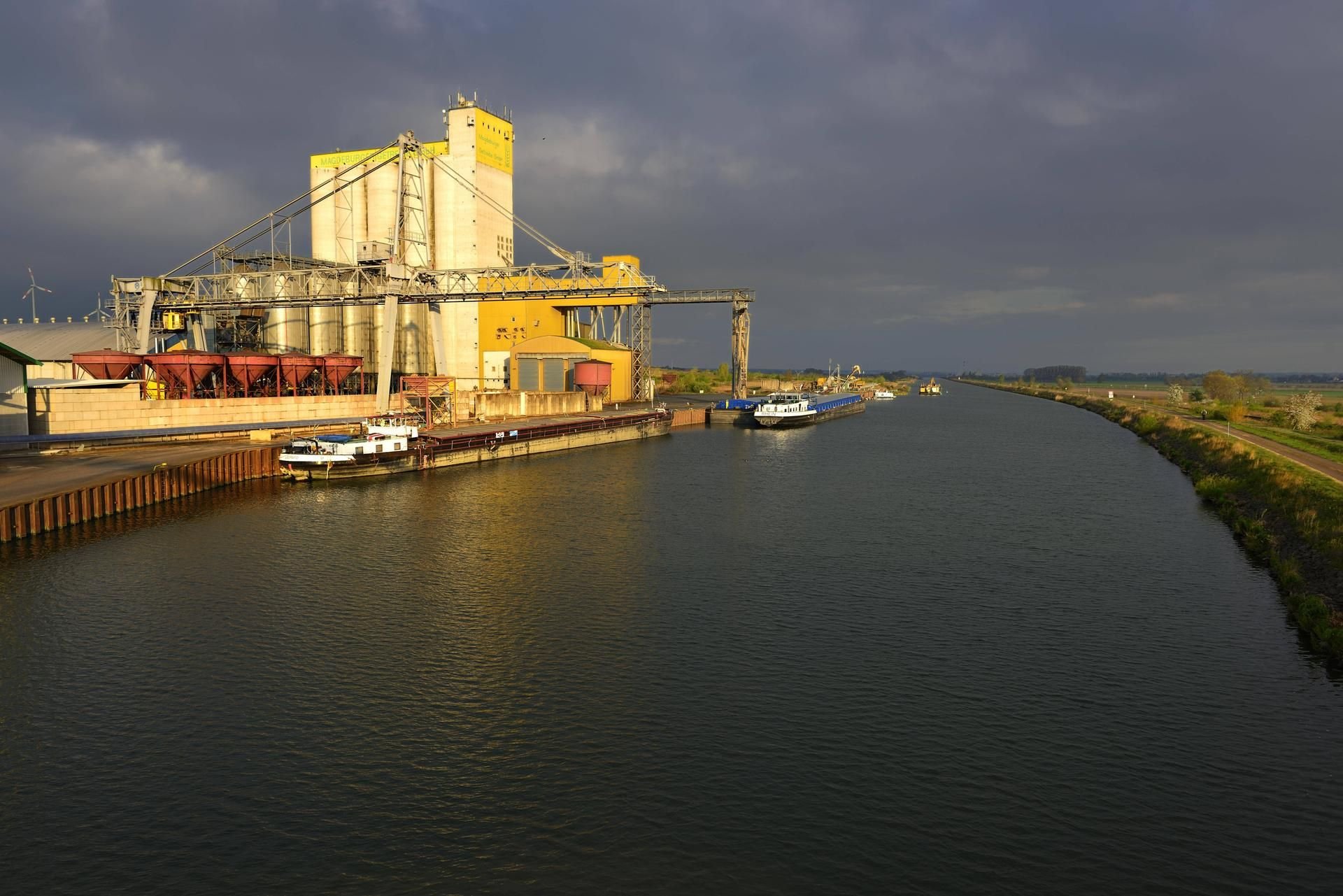 Dunkle Gewitterwolken ziehen am Hafen in Haldensleben über den Mittellandkanal.