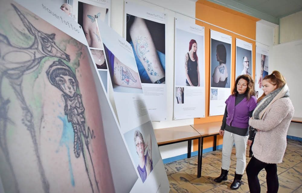 Die Tattoos und die dazugehörenden Geschichten der betroffenen Menschen sind auf großen Schautafeln festgehalten.