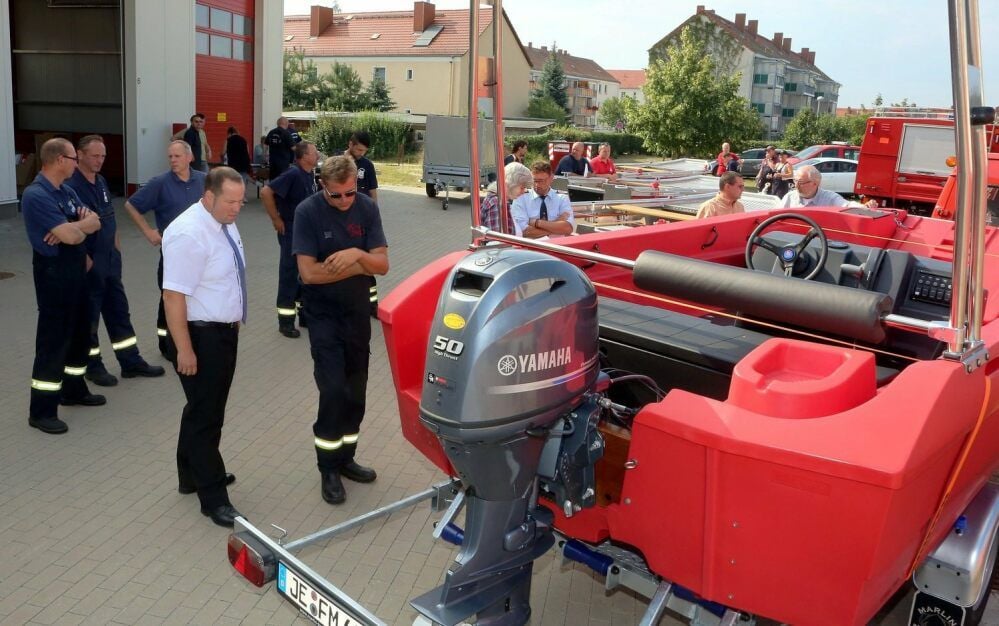 Im Sommer 2015 erhielt die Feuerwehr Kleindröben-Mauken, vorn links Jessens Ordnungsamtschef Daniel Lehmann, von der Diakonie eines von drei Booten, die die Hilfsorganisation nach der Flut 2013 im Kreis vergab.