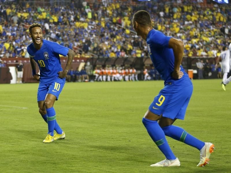 Die Brasilianer Richarlison (r) und Neymar feiern einen Treffer gegen El Salvador. Foto: Patrick Semansky/AP