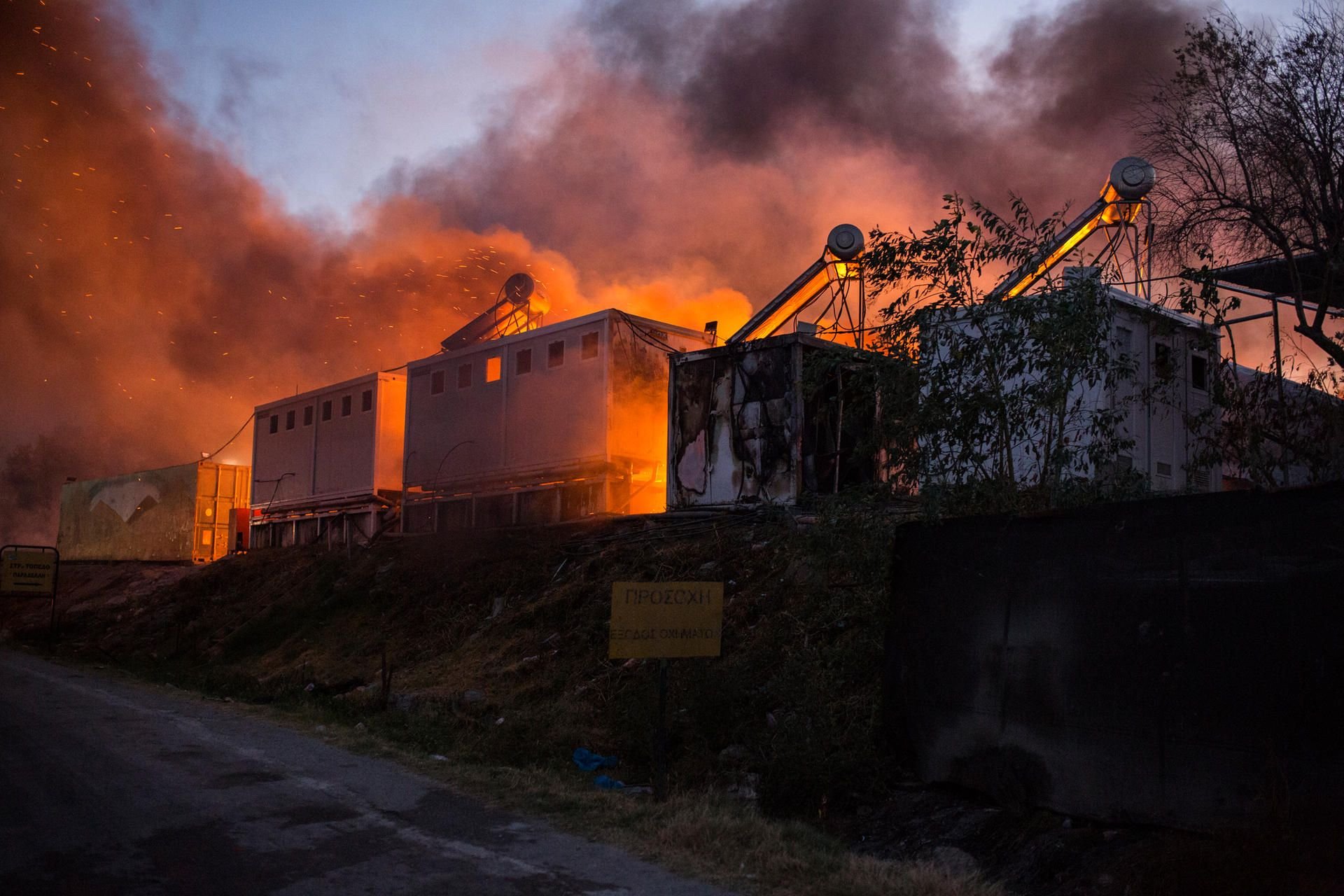 Neu ausgebrochene Feuer brennen am Mittwoch im Flüchtlingslager Moria, nachdem zuvor bereits mehrere Brände das Lager nahezu vollständig zerstört hatten.