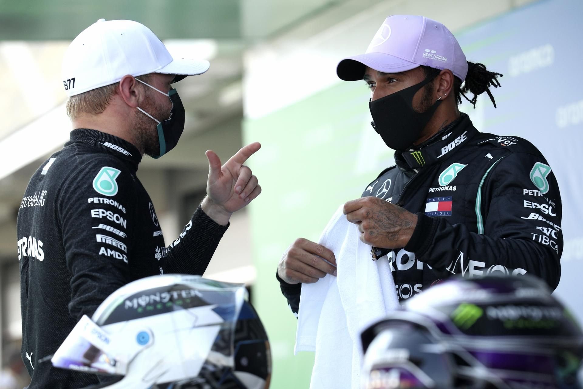 Lewis Hamilton (r) aus Großbritannien vom Team Mercedes spricht nach dem Qualifying mit seinem Teamkollegen Valtteri Bottas aus Finnland.