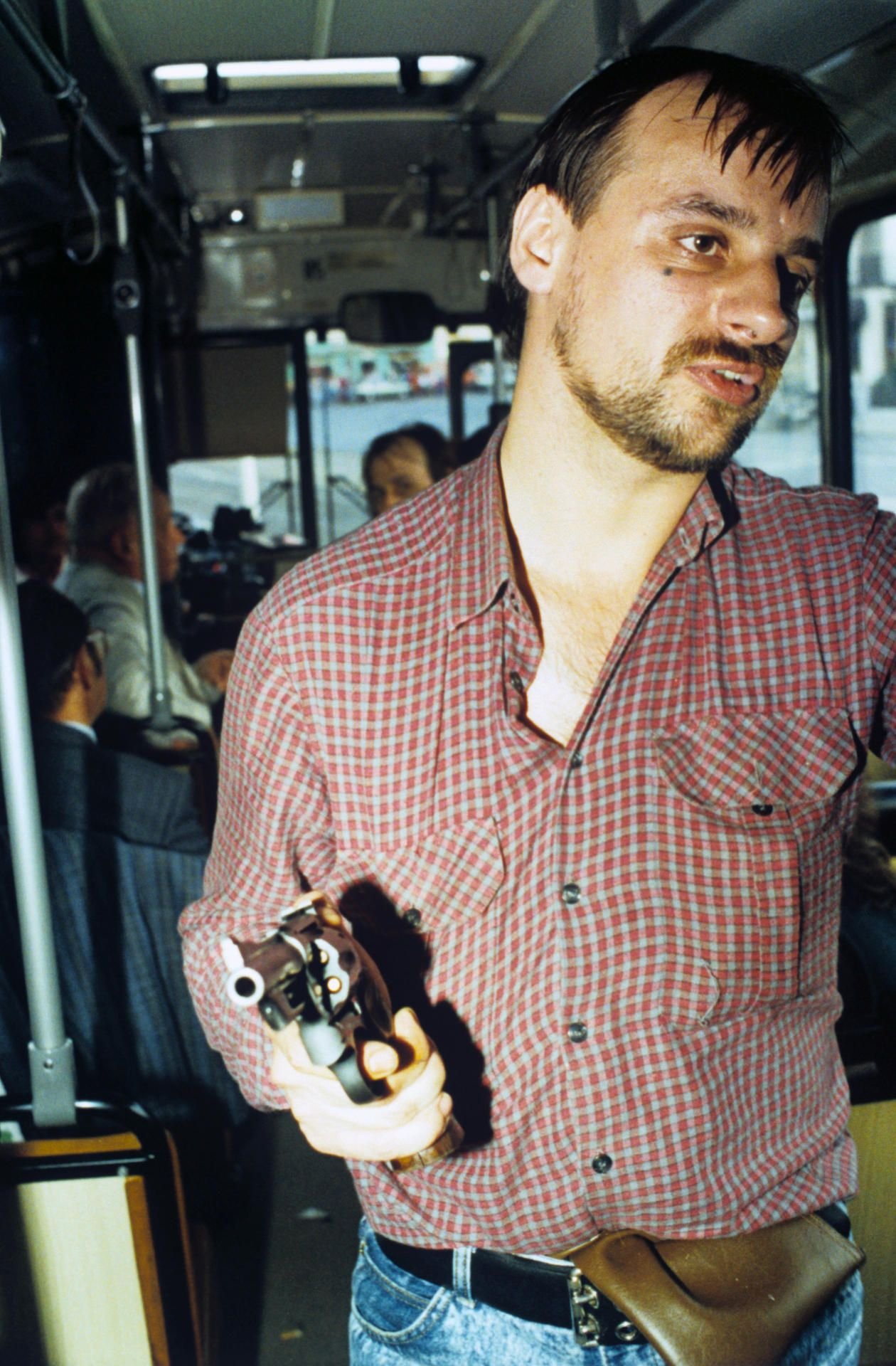 Der Entführer Dieter Degowski steht am 17.08.1988 in einem gekaperten Bus in Bremen.