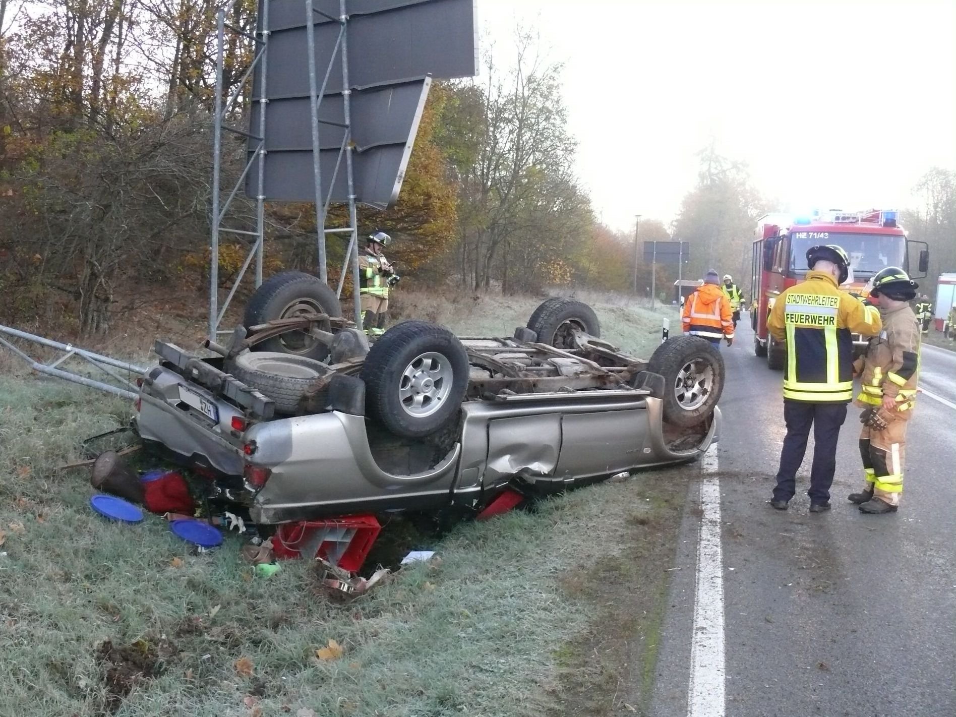 Ein Mitsubishi-Pickup liegt nach einem Unfall im Straßengraben der B81.
