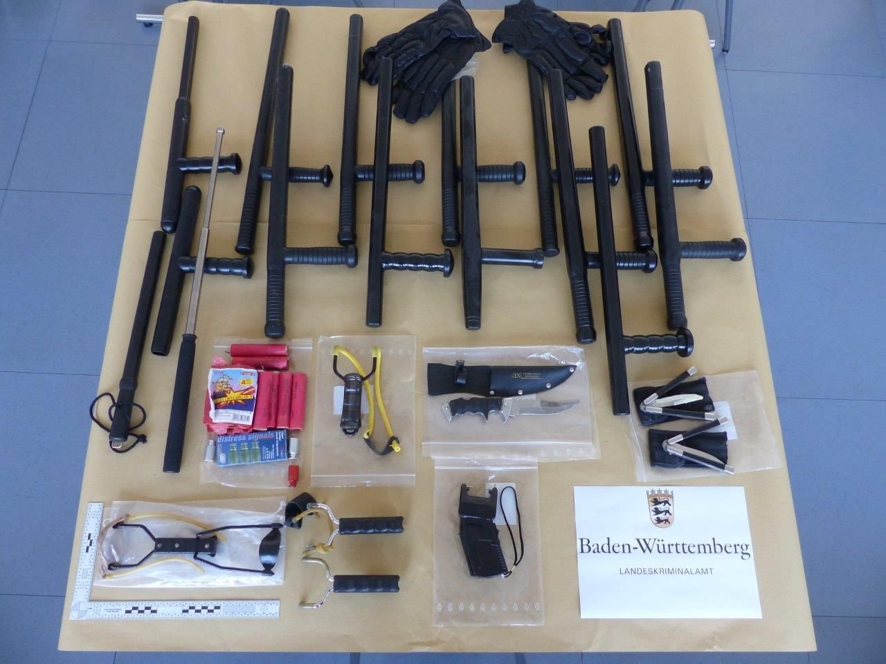 Bei den Durchsuchungen der Räumlichkeiten der linksextremistische Internetplattform «linksunten.indymedia.org» sind zahlreiche Waffen gefunden worden.