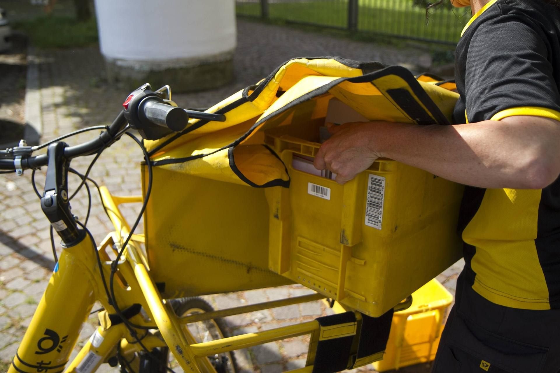 Kisten auf einem Post-Fahrrad (Symbolbild)