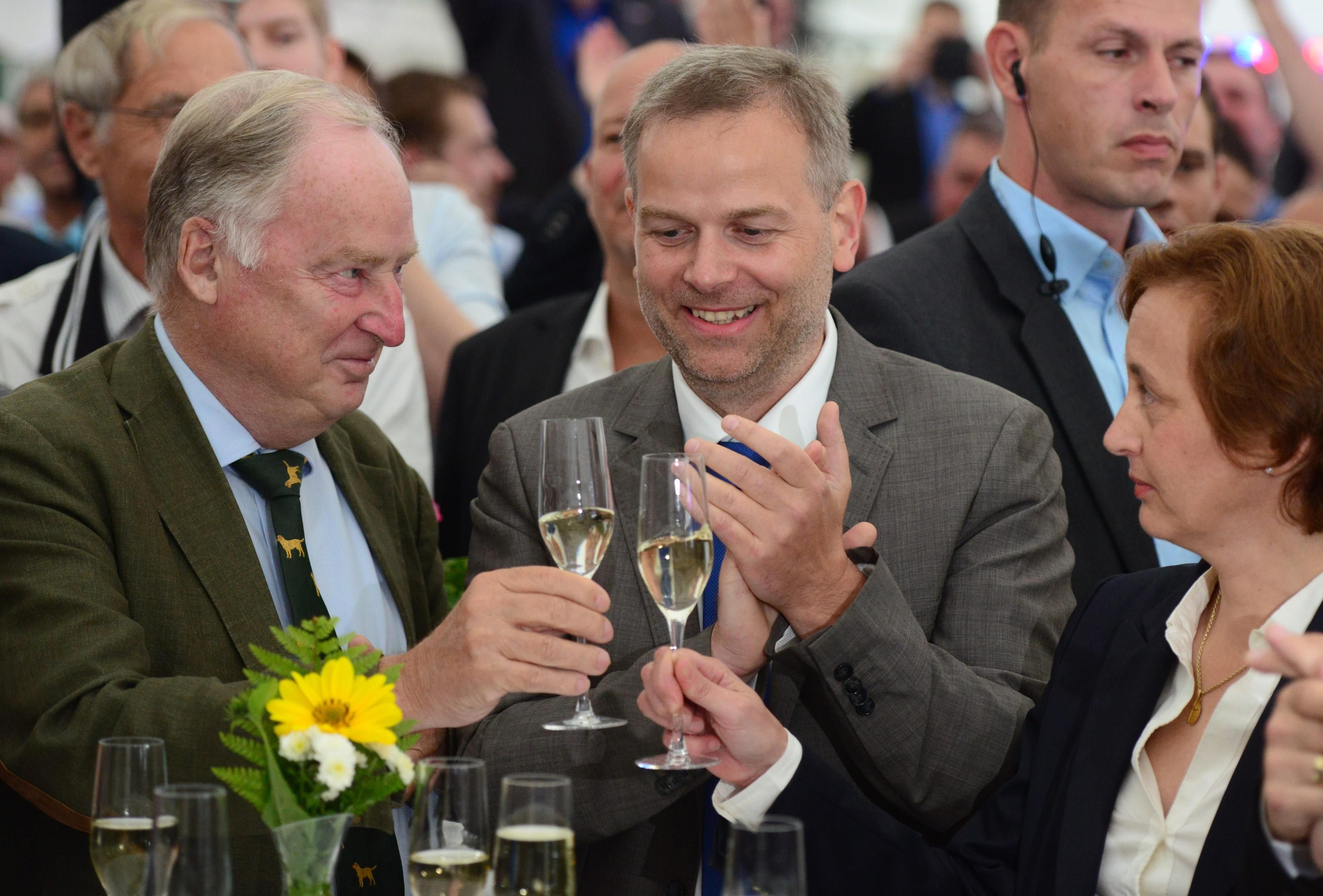 Der Spitzenkandidat der AfD bei der Landtagswahl in Mecklenburg-Vorpommern, Leif-Erik Holm (M) und die beiden stellvertretenden Bundesvorsitzenden Alexander Gauland (l) und Beatrix von Storch (r) jubeln am 04.09.2016 in Schwerin (Mecklenburg-Vorpommern) nach der Bekanntgabe der ersten Ergebnisse zu den Landtagswahlen.