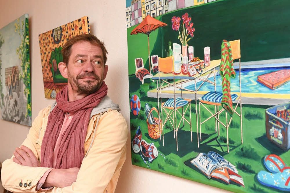 Viel Farbe und eine Fülle an Details: Im Hotel „Zum Künstlerkeller“ zeigt Schauspieler Henning Peker seine Werke.