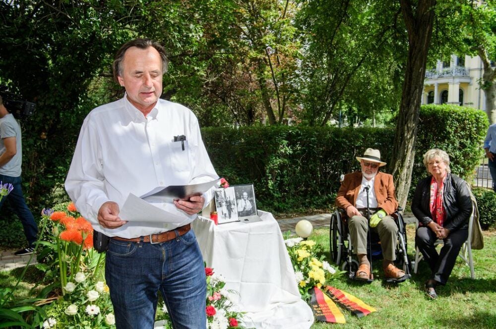 Helmut Sonnenschein, Sohn des Geehrten, spricht einige Worte, im Hintergrund dessen Bruder Henk mit Ehefrau Elke Sonnenschein.