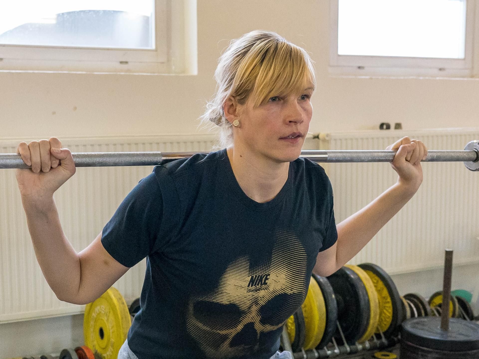 Diskuswerferin Nadine Müller vom SV Halle beim Krafttraining im Brandberge-Sportzentrum.
