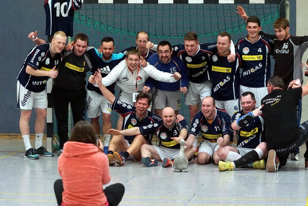 So lachten die Derby-Sieger aus Thale und Westerhausen um Spielertrainer Tim Böttcher (links außen) für ein Facebook-Jubel-Foto in die Handy-Kamera.
