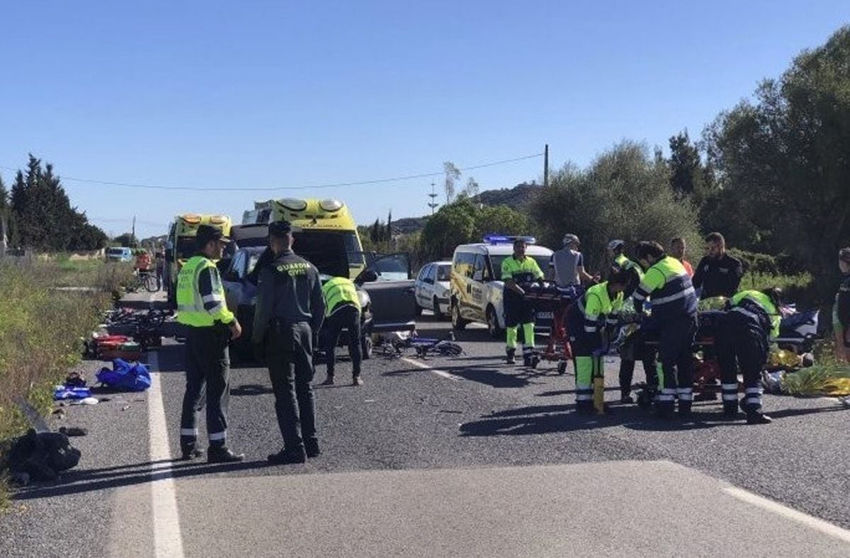 Rettungskräfte und Polizisten am Unfallort, wo ein Autofahrer in eine Gruppe von 15 Radfahrern gefahren ist.