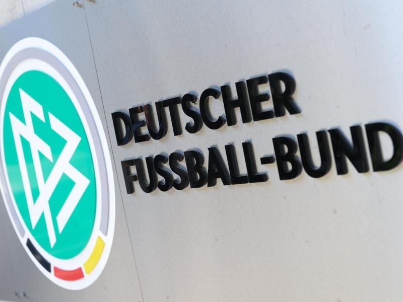 DFB-Logo und Schriftzug vor der Zentrale des Deutschen Fußball-Bundes in Frankfurt am Main. Foto: picture alliance / Arne Dedert/dpa