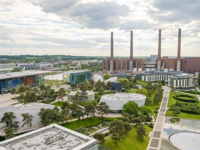 Die Autostadt mit dem Volkswagen Werksgelände in Wolfsburg. Foto: Ole Spata/dpa