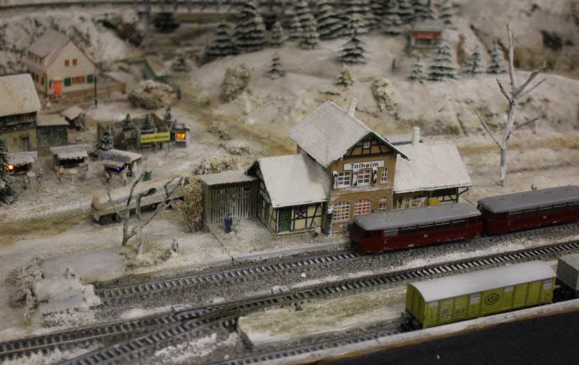 Die Mitglieder des Modellbahnclubs „Mansfelder Land“ bauen derzeit an einer Winteranlage, die bei „Advent in Luthers Höfen" gezeigt werden soll.