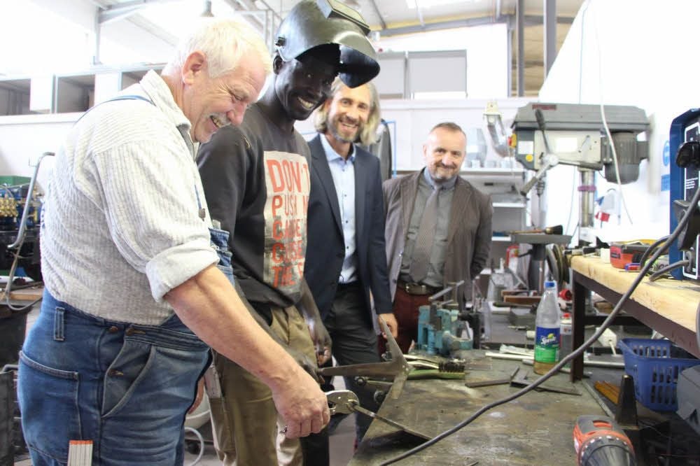 Volker Erfurt, Samba Bah, René Brodmann und Reymond Spranger (v. l. n. r.) in der Werkstatt, in der mit Metall gearbeitet wird.