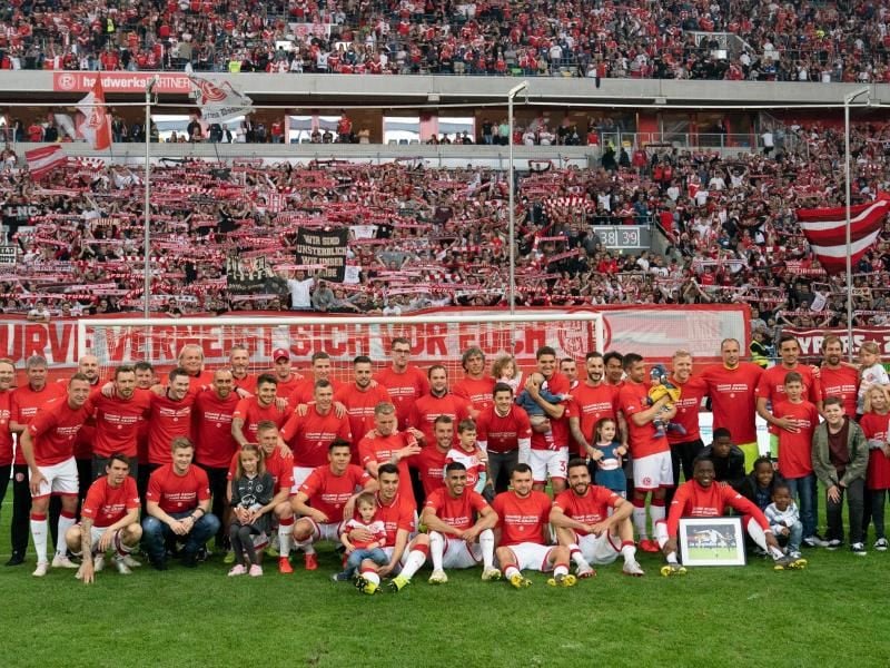 Düsseldorfs Spieler, Betreuer und Trainer haben sich ein dickes Lob verdient. Foto: Bernd Thissen