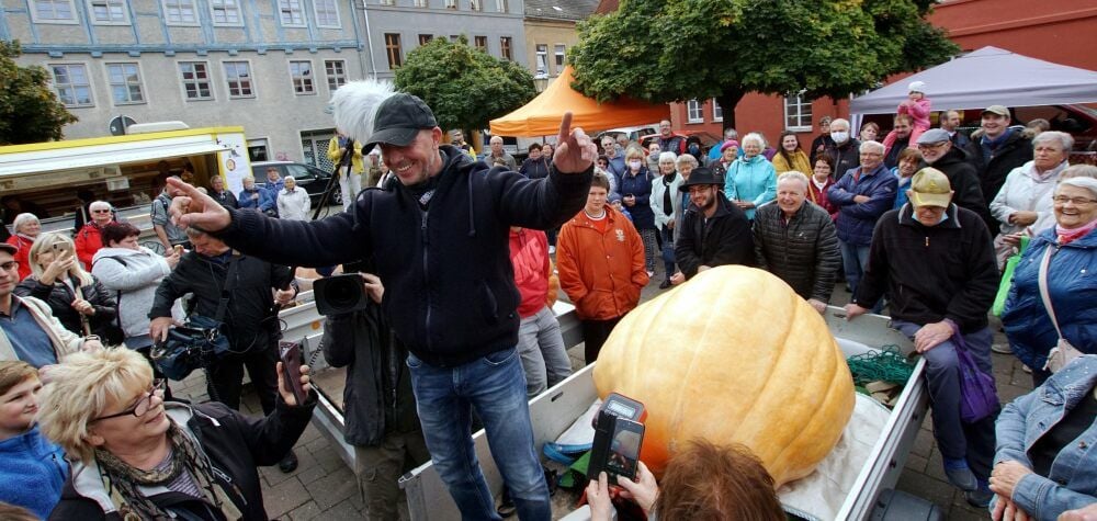 Siegerlächeln: Karsten Kahlerts Kürbis ist der schwerste.