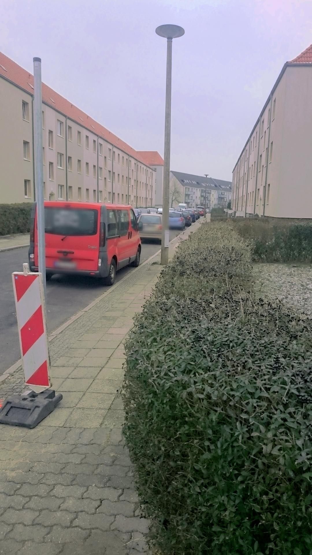 Schmale Fahrgasse bereitet Feuerwehr und Entsorgern Probleme.