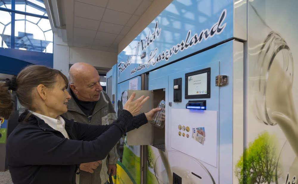 Milchtankstellen wie hier im Quedlinburger Edeka bieten Frischmilch. Aber nicht alle Verbraucher wollen und können den höheren Preis auch zahlen.
