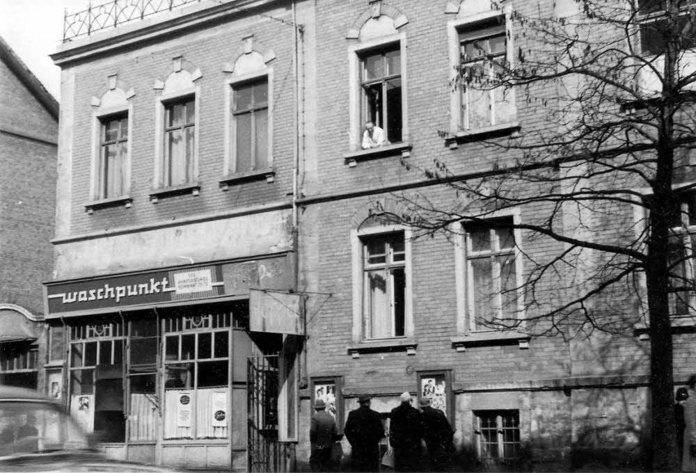 Schützenstraße 7 im Jahr 1964: Hans Föppel schaut aus dem Fenster im Obergeschoss auf die Straße.