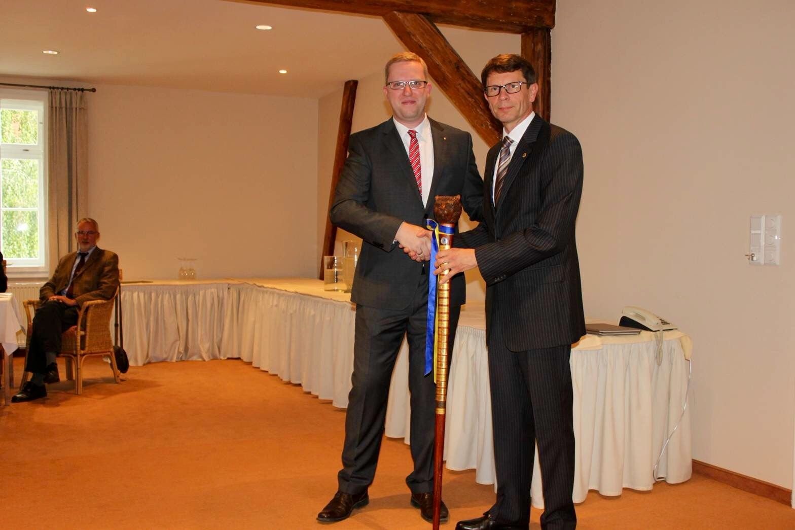 Frank Namyslo (r.) neuer Präsident des Quedlinburger Lions-Clubs, übernimmt das Amt von Andreas Bollmann (l.)