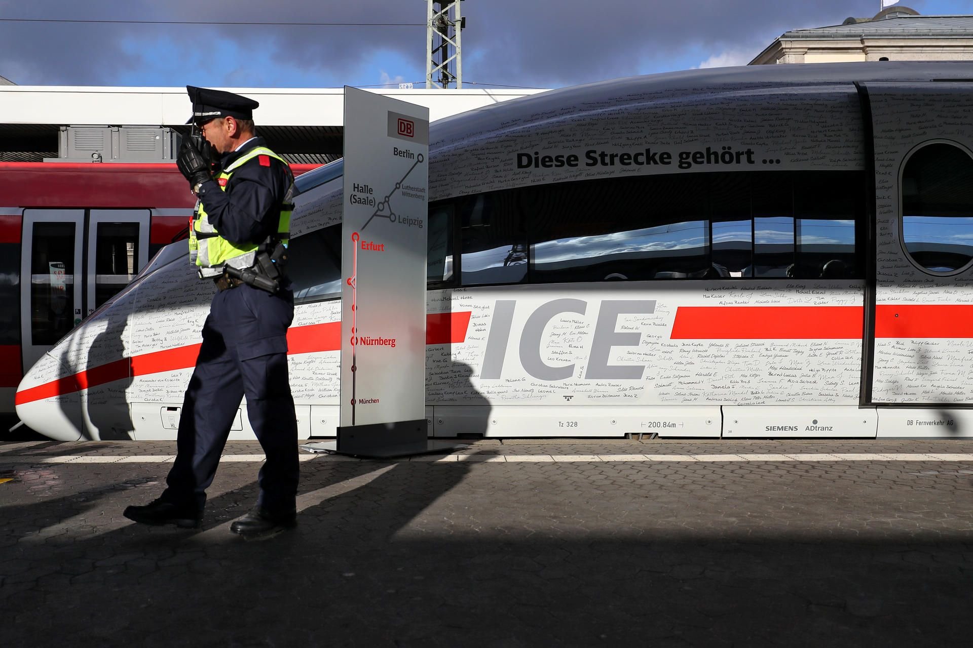 Ein ICE-Zug steht im Rahmen der Feierlichkeiten zur Eröffnung der Bahn-Schnellfahrstrecke München-Berlin im Hauptbahnhof Nürnberg (Bayern) am Bahnsteig.