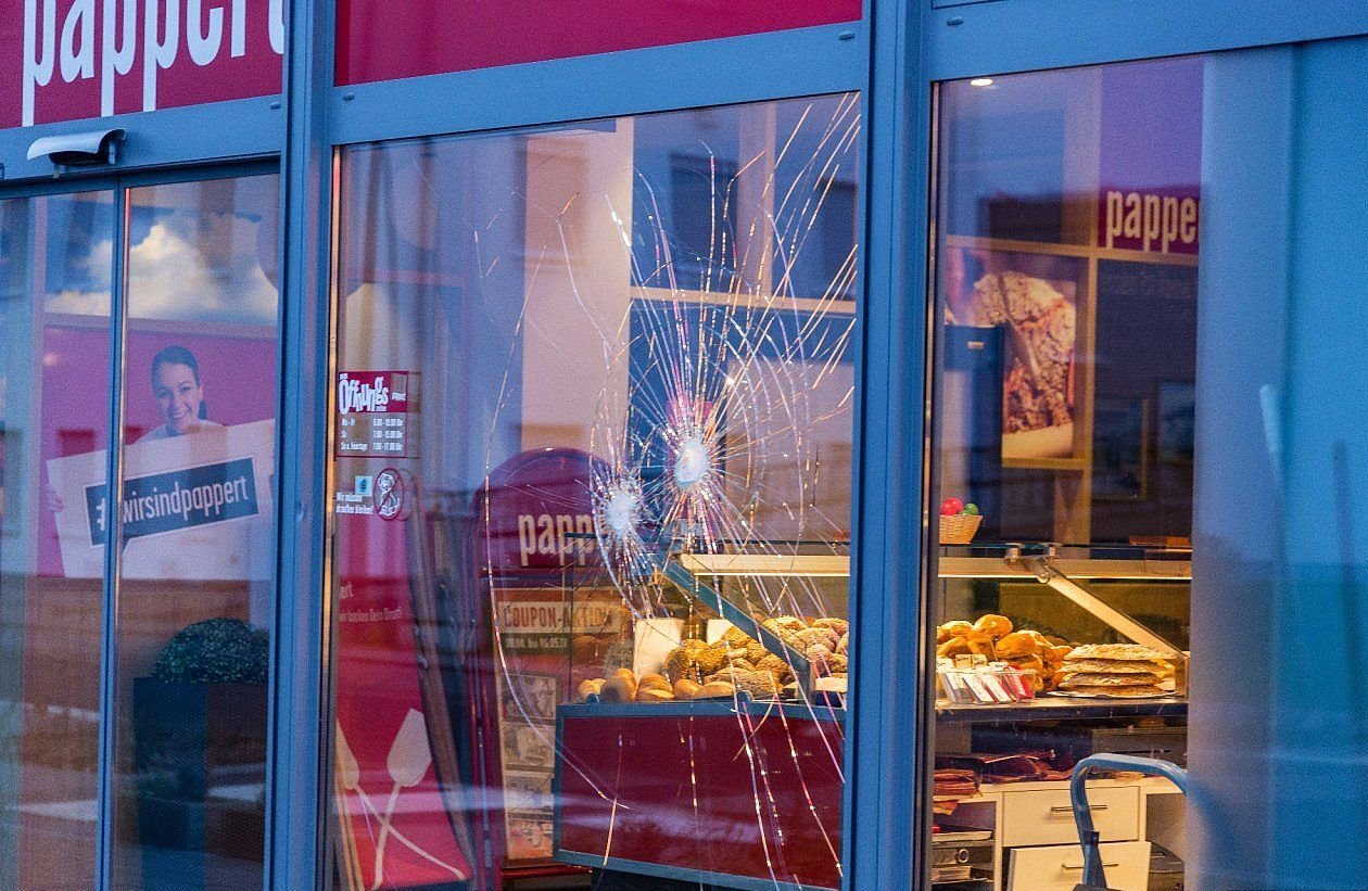 Vor dieser Bäckerei in Fulda wurde am Freitagmorgen ein Randalierer erschossen.
