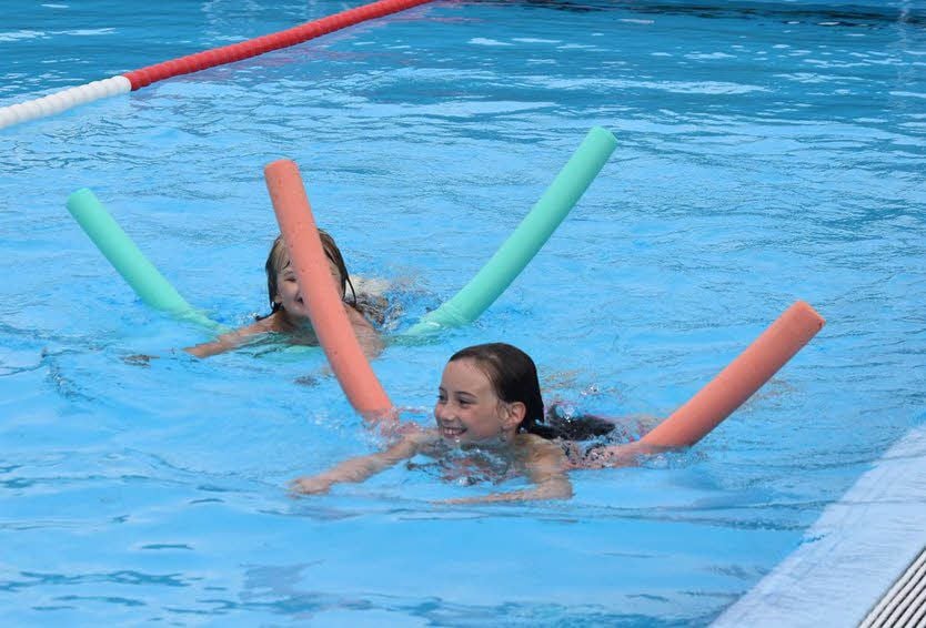 Diese beiden Mädchen lernen Schwimmen im Seepferdchen-Kurs.
