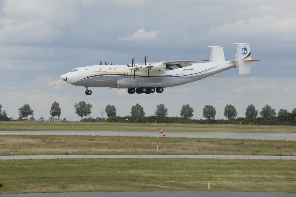 Die AN-22 landete am Donnerstagabend auf dem Flughafen Schkeuditz.