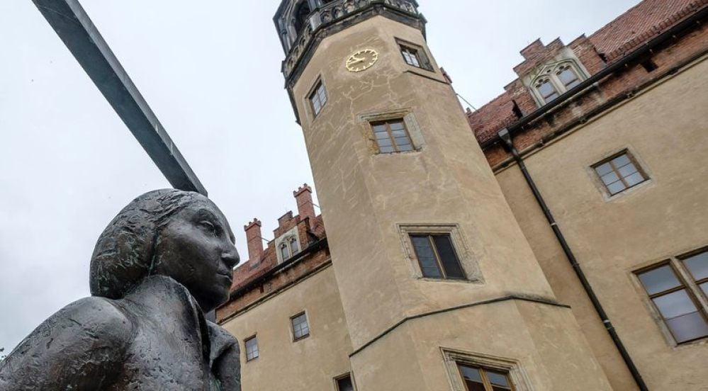 Auf dem Lutherhof in Wittenberg erinnert diese Bronze an Katharina von Bora, zu deren Lebzeiten das Gebäude schon mal einer Baustelle glich. Nun soll wieder gebaut werden. Die Bemühungen um eine Finanzierung laufen.