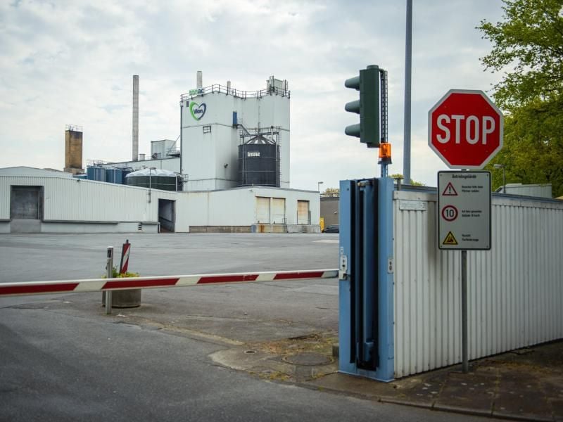 Das geschlossene Hauptgebäude des Schlachthofes in Bad Bramstedt. Foto: Gregor Fischer/dpa