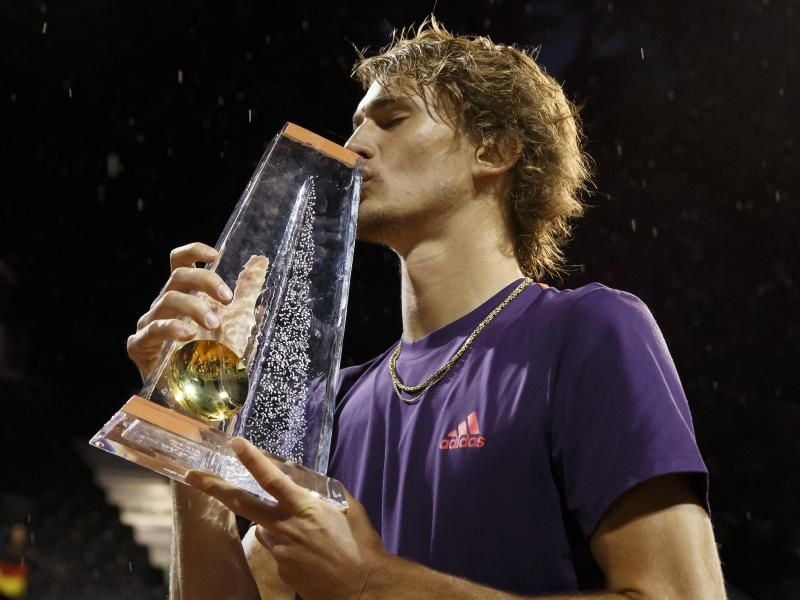 Tennisprofi Alexander Zverev küsst die Trophäe nach seinem Sieg. Foto: Salvatore Di Nolfi/KEYSTONE