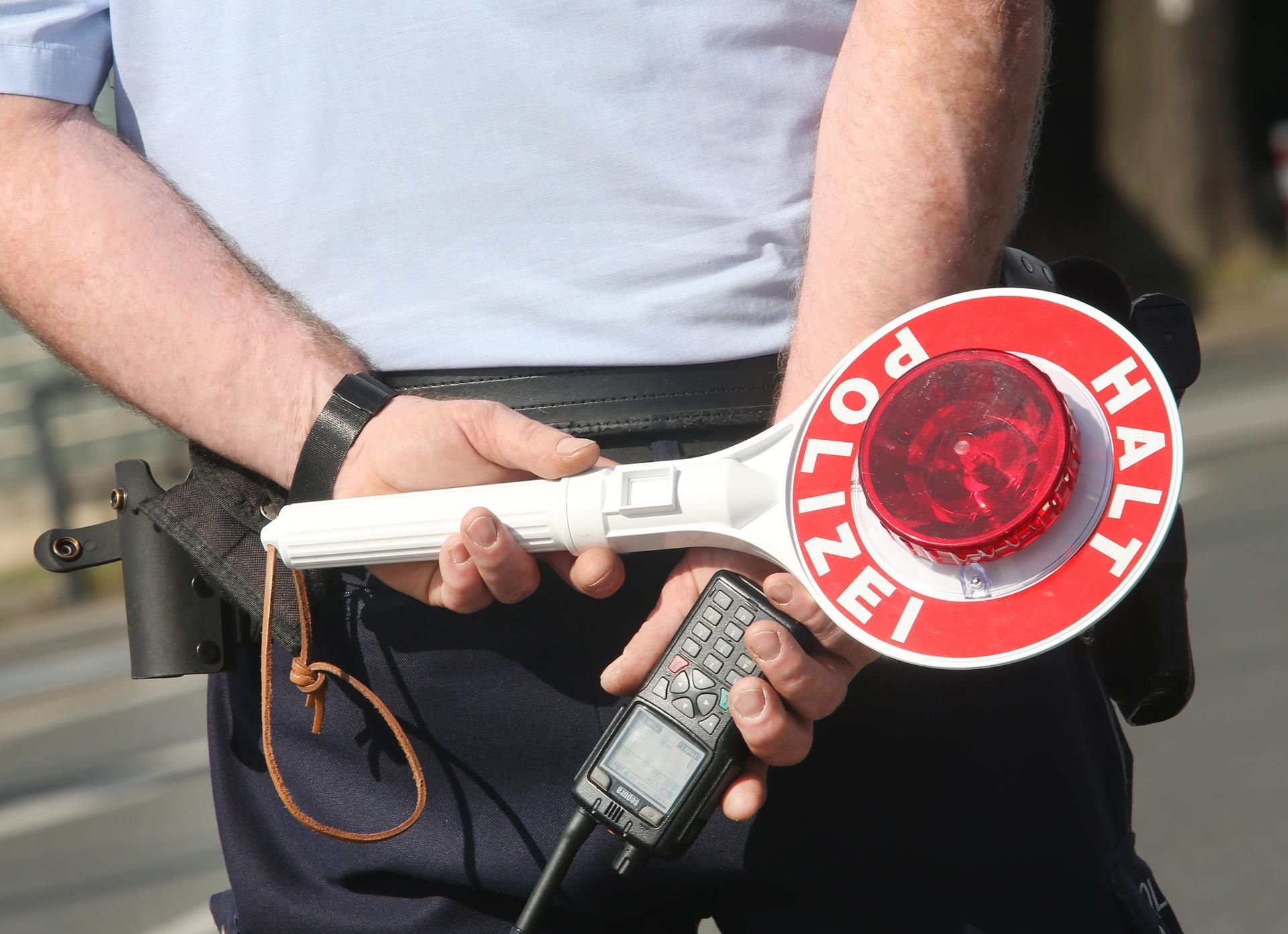 Bewerber mit Tattoos dürfen Polizisten werden, hat das Verwaltungsgericht Magdeburg entschieden.