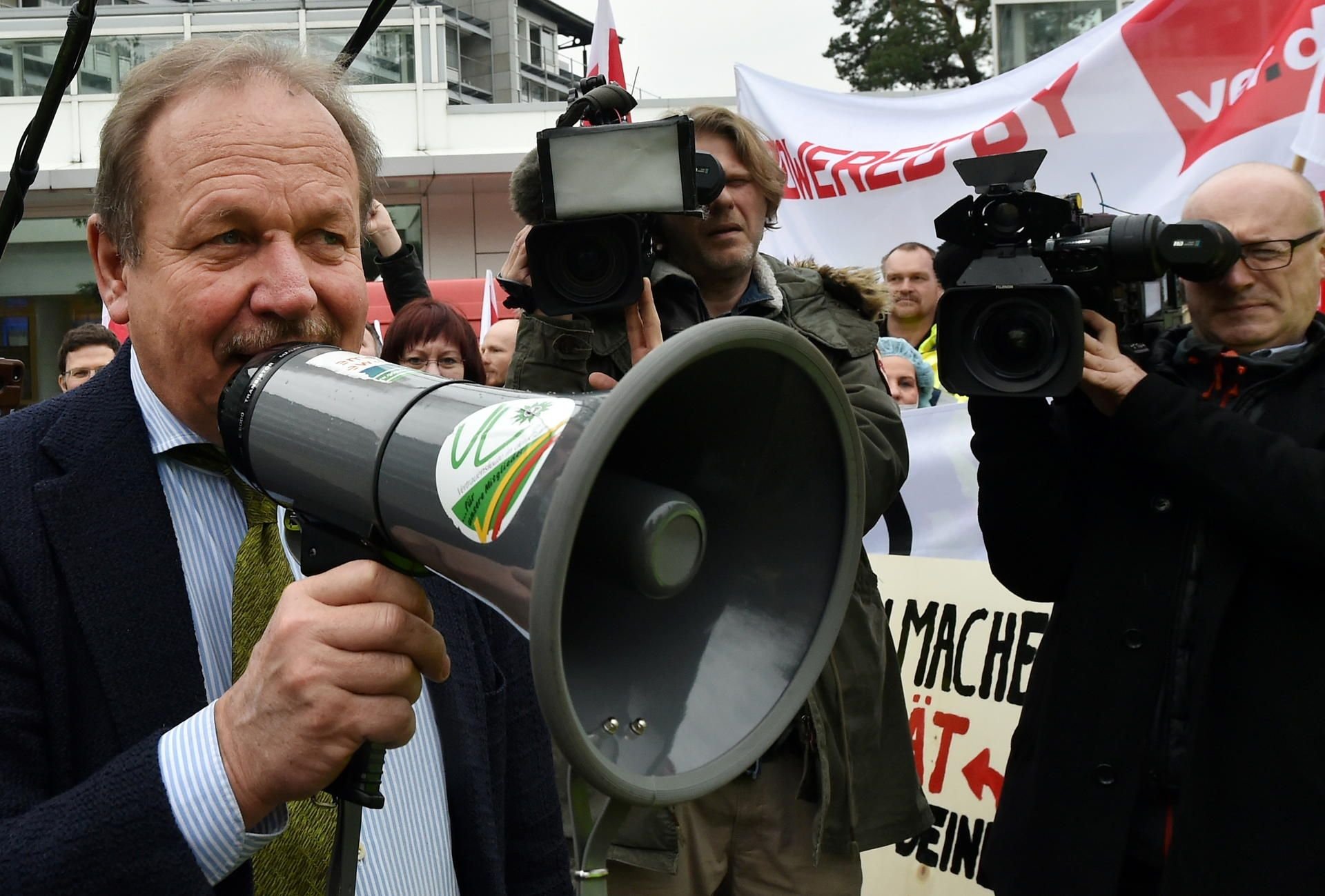 Verdi-Chef Frank Bsirske mit Megaphon.