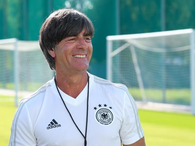 Bundestrainer Joachim Löw bereitet sich mit seinen Spielern in Sotschi auf die Partie gegen Schweden vor. Foto: Christian Charisius
