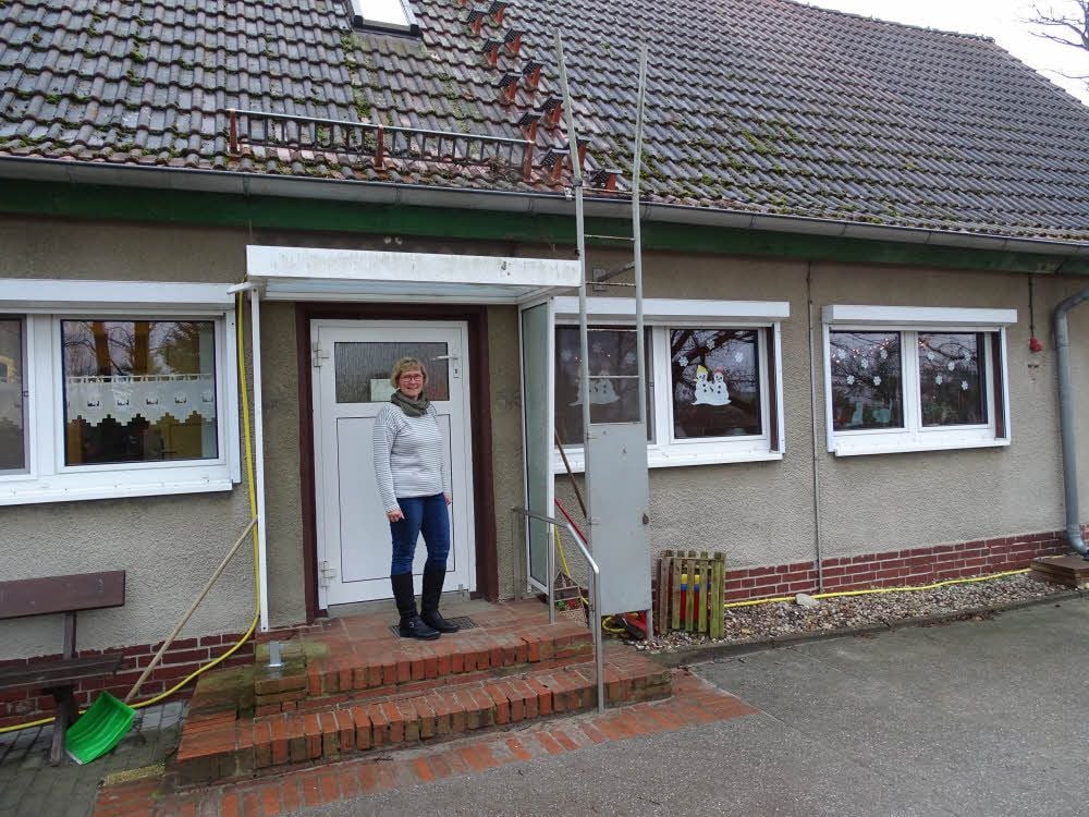 80 Jahre alt ist das Haus der Kindertagesstätte „Zwergenland “ in Zörnigall. Leiterin Simone Lühnsdorf (im Bild) und ihr Team arbeiten gern hier, hätten aber auch gern moderne Bedingungen. Die Stadt kämpft um Fördermittel für einen Ersatzneubau am gleichen Ort, bisher ohne Erfolg.