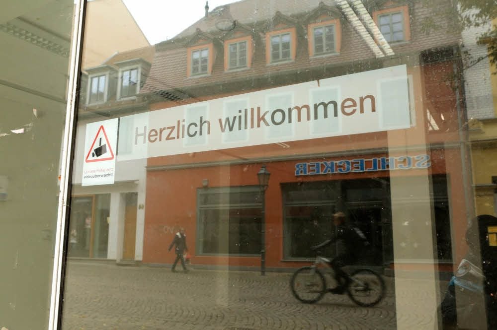Die beiden Ladenlokale in der Zeitzer Innenstadt, die für eine Drogerie umgebaut werden sollten, stehen leer. Von Umbau keine Spur.