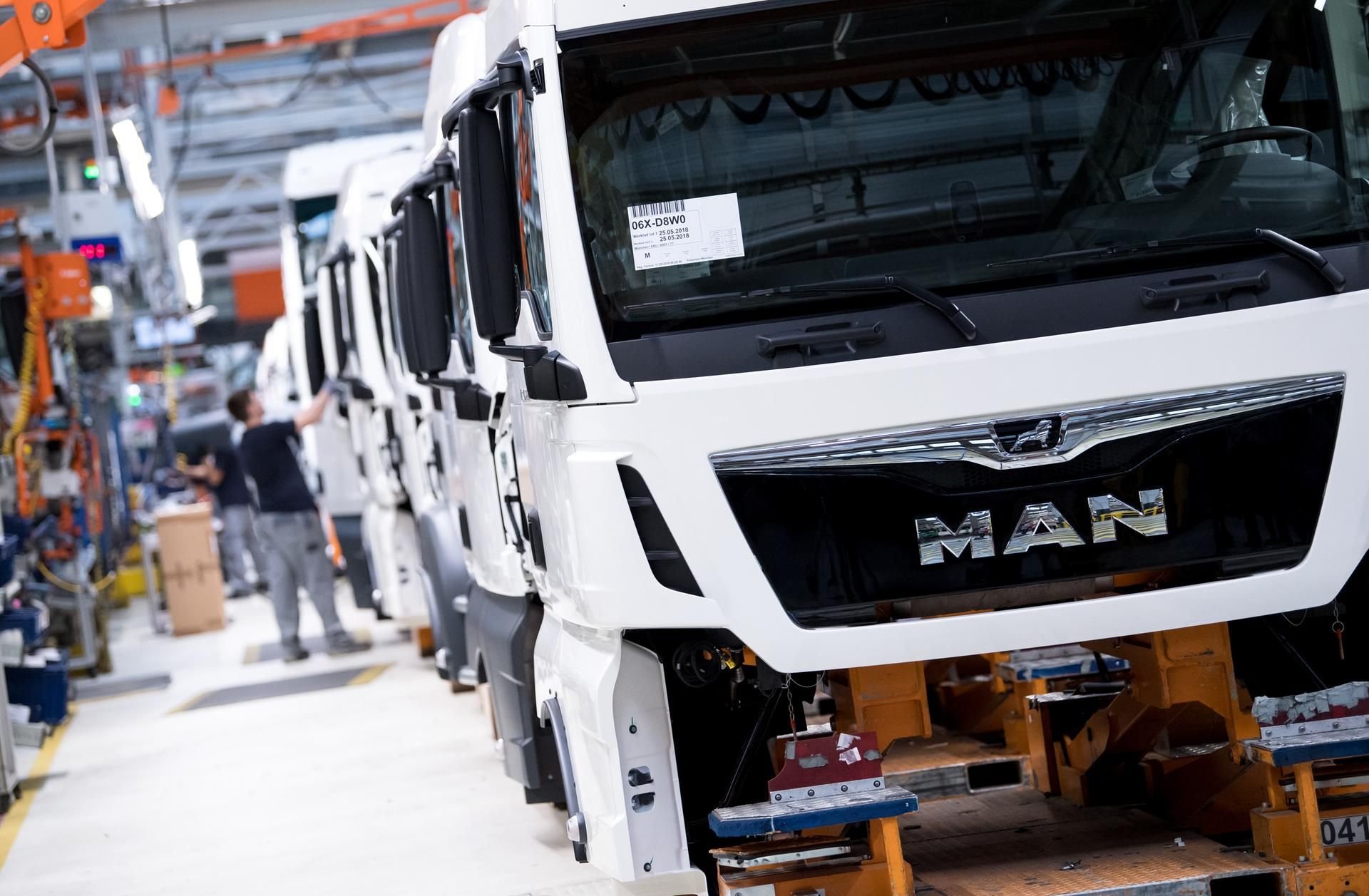 Der Lkw- und Bushersteller MAN in München will bis 2023 weltweit rund 9500 Stellen streichen.