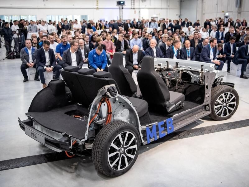 Der Modulare Elektrobaukasten (MEB) von VW wird bei der Eröffnung der neuen Batteriesystem-Fertigung präsentiert. Foto: Sina Schuldt/dpa