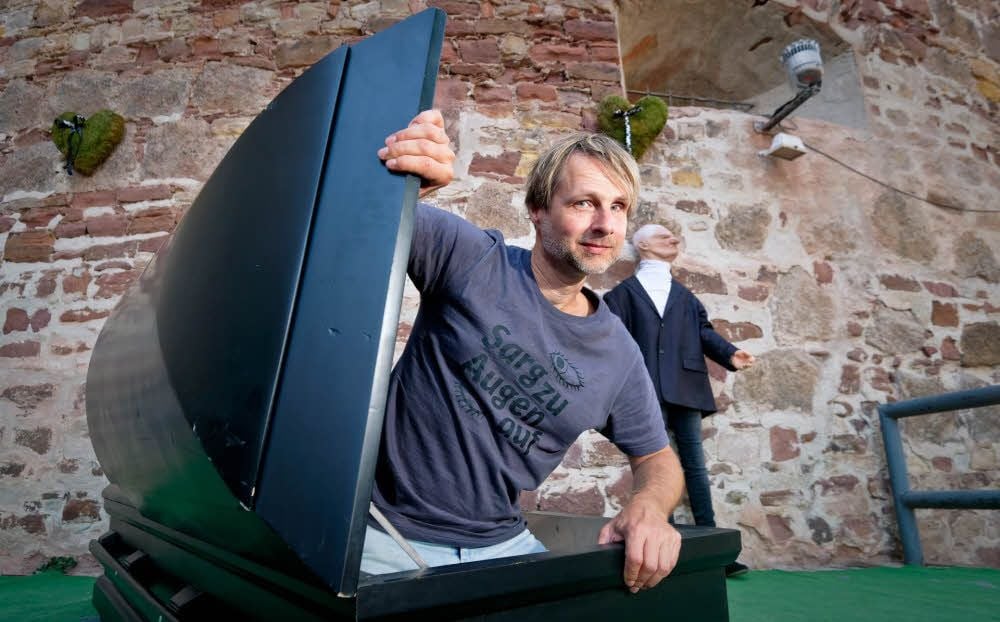 „Theater Apron“-Regisseur Alexander Terhorst testet per Probeliegen das zentrale Stück-Requisit.