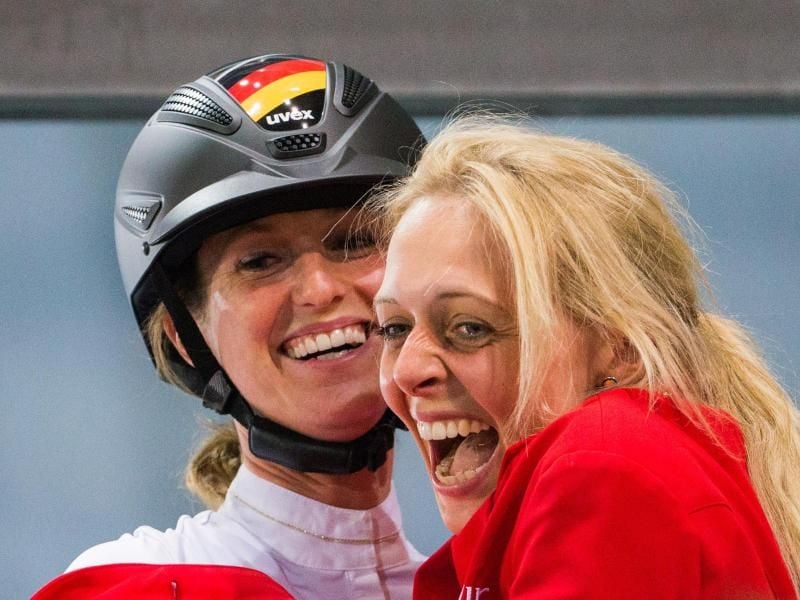 Laura Klaphake (r) und Simone Blum freuen sich nach dem letzten Ritt über den Sieg im Nationenpreis. Foto: Rolf Vennenbernd
